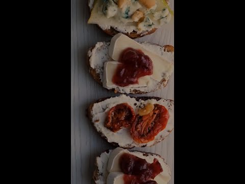 Bruscheta com Queijo Brie e Geleia de Frutas Vermelhas