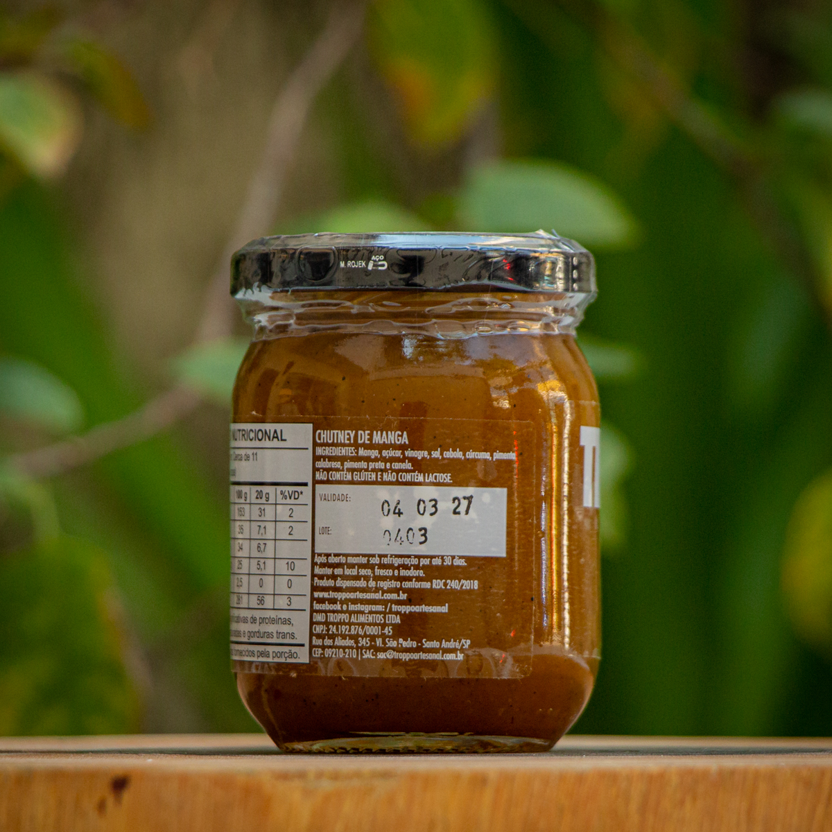 ateral do rótulo do Chutney de Manga listando e certificando ingredientes naturais, sem glúten e sem lactose