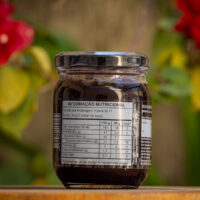 Verso do pote Geleia de Jabuticaba com Manjericão Troppo tabela nutricional e código de barras
