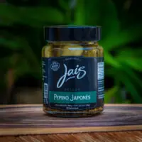 Pote de Picles de Pepino Japonês Jais Handmade 350g sobre tábua rústica de madeira focado no rótulo.