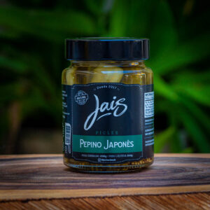 Pote de Picles de Pepino Japonês Jais Handmade 350g sobre tábua rústica de madeira focado no rótulo.