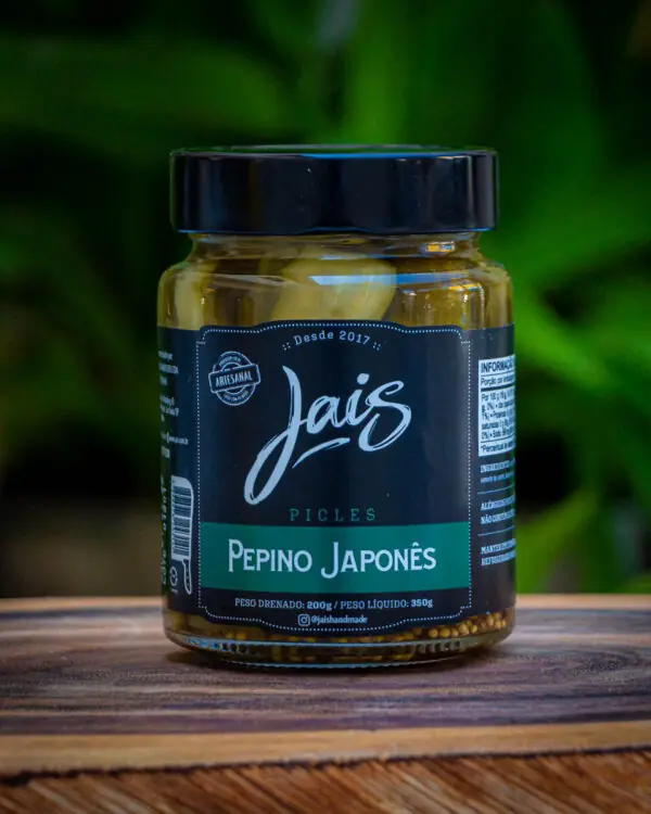Pote de Picles de Pepino Japonês Jais Handmade 350g sobre tábua rústica de madeira focado no rótulo.