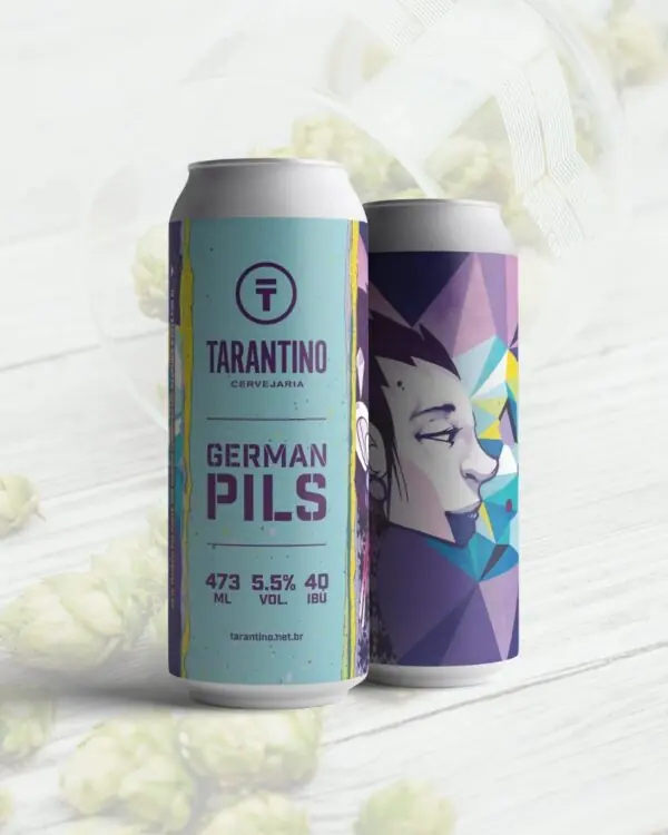 Duas latas da Cerveja German Pils da Cervejaria Tarantino, mostrando o rótulo azul com a arte de um rosto em estilo geométrico.