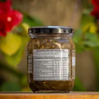 Verso do pote Relish de Pepino Troppo com tabela nutricional e código de barras