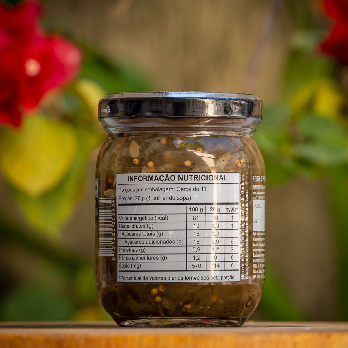 Verso do pote Relish de Pepino Troppo com tabela nutricional e código de barras