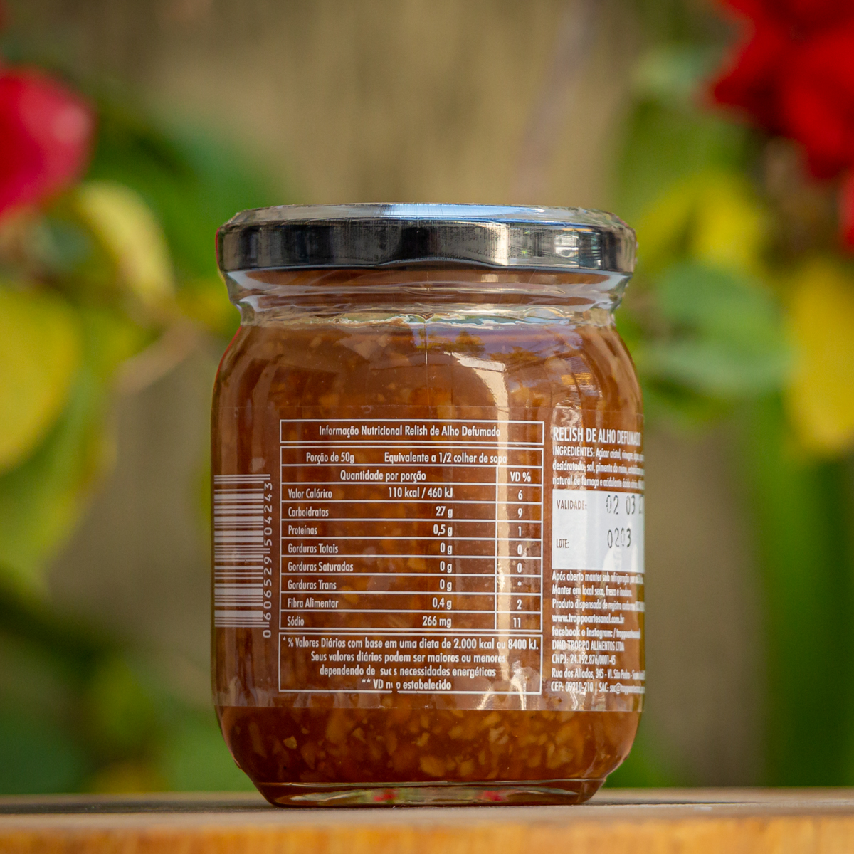 Verso do pote Relish de Alho Defumado Troppo com tabela nutricional e código de barras