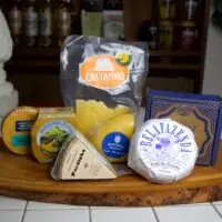 Cesta Artesanal Premium - Apreciadores de Queijos de Vaca (7 itens)