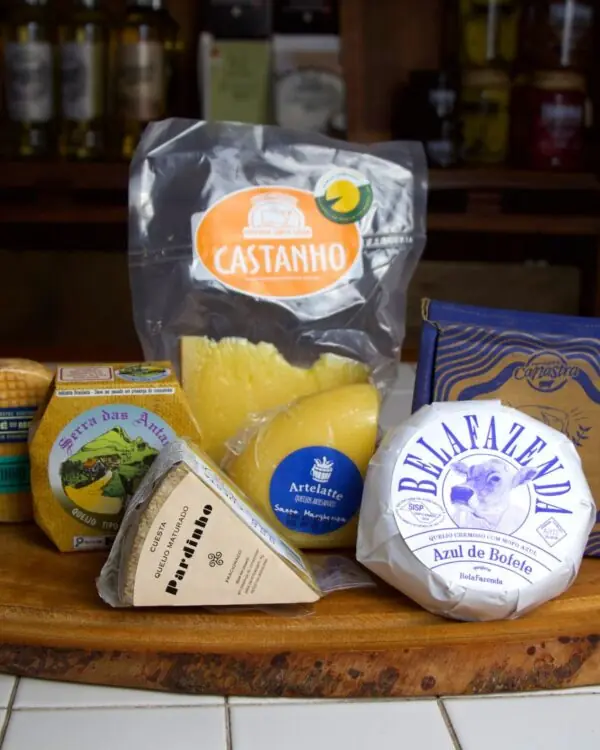 Cesta Artesanal Premium - Apreciadores de Queijos de Vaca (7 itens) Cesta Artesanal Premium - Apreciadores de Queijos de Vaca (7 itens)