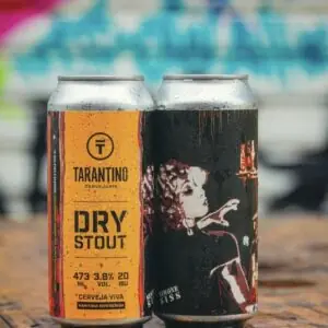 Lata de cerveja artesanal Tarantino Dry Stout 473ml, escura, com rótulo artístico vibrante e o logo da Cervejaria Tarantino.
