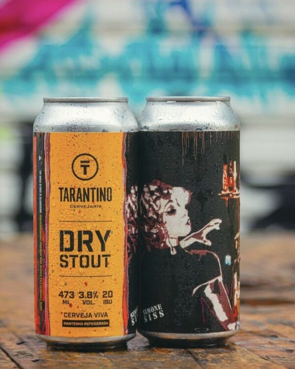 Lata de cerveja artesanal Tarantino Dry Stout 473ml, escura, com rótulo artístico vibrante e o logo da Cervejaria Tarantino.