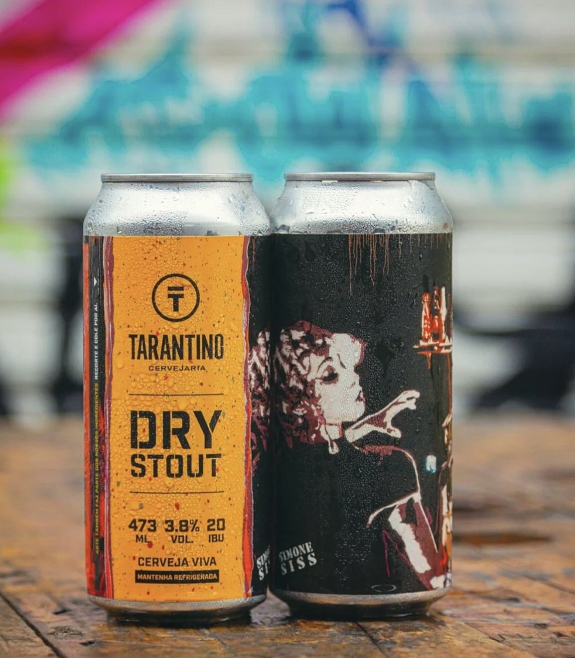 Lata de cerveja artesanal Tarantino Dry Stout 473ml, escura, com rótulo artístico vibrante e o logo da Cervejaria Tarantino.