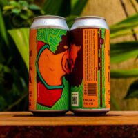 Verso da lata da cerveja Manga IPA da Tarantino, detalhando os ingredientes como polpa de manga, lúpulo, malte de cevada e a data de fabricação. Verso da lata da cerveja Manga IPA da Tarantino, detalhando os ingredientes como polpa de manga, lúpulo, malte de cevada e a data de fabricação.