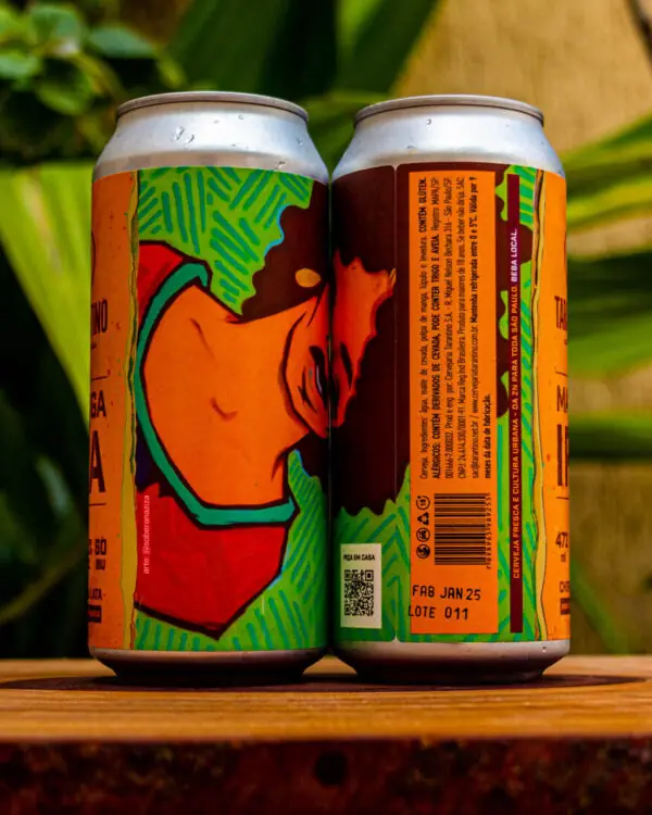 Verso da lata da cerveja Manga IPA da Tarantino, detalhando os ingredientes como polpa de manga, lúpulo, malte de cevada e a data de fabricação.
