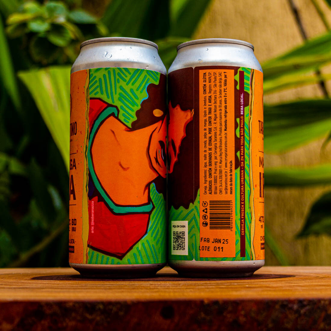 Verso da lata da cerveja Manga IPA da Tarantino, detalhando os ingredientes como polpa de manga, lúpulo, malte de cevada e a data de fabricação. Verso da lata da cerveja Manga IPA da Tarantino, detalhando os ingredientes como polpa de manga, lúpulo, malte de cevada e a data de fabricação.