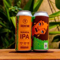 Duas latas da cerveja artesanal Manga IPA da Cervejaria Tarantino, exibindo o rótulo com a arte e as informações de 7.0% de álcool e 60 IBU.