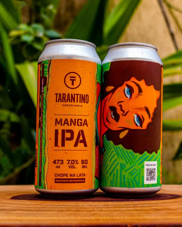 Duas latas da cerveja artesanal Manga IPA da Cervejaria Tarantino, exibindo o rótulo com a arte e as informações de 7.0% de álcool e 60 IBU.