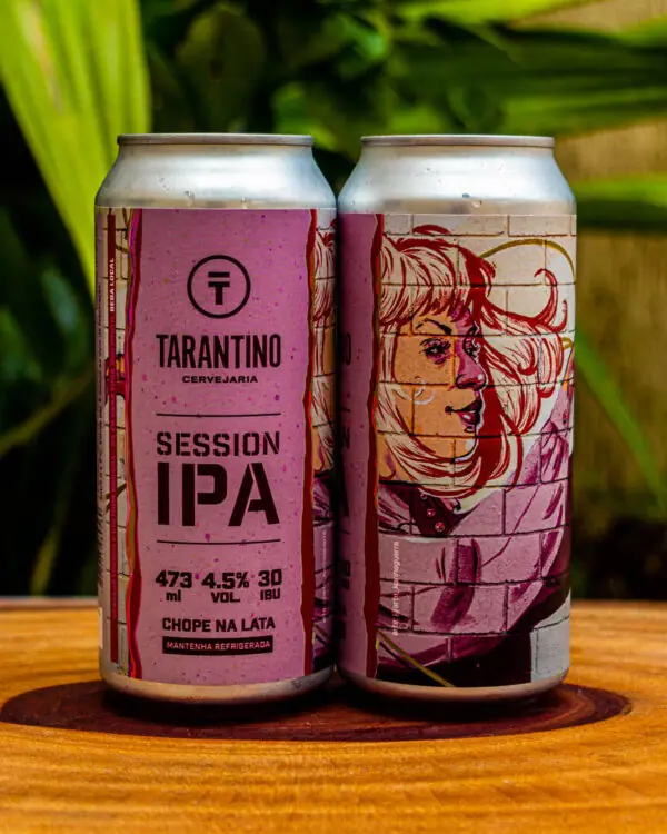 Duas latas da Cerveja Session IPA da Cervejaria Tarantino, com seu rótulo artístico e urbano em destaque sobre uma base de madeira.