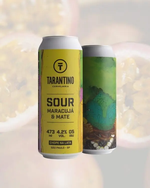 Lata da cerveja artesanal Sour Maracujá & Mate da Cervejaria Tarantino, com rótulo amarelo e arte de uma árvore, sobre um fundo com maracujás. Lata da cerveja artesanal Sour Maracujá & Mate da Cervejaria Tarantino, com rótulo amarelo e arte de uma árvore, sobre um fundo com maracujás.