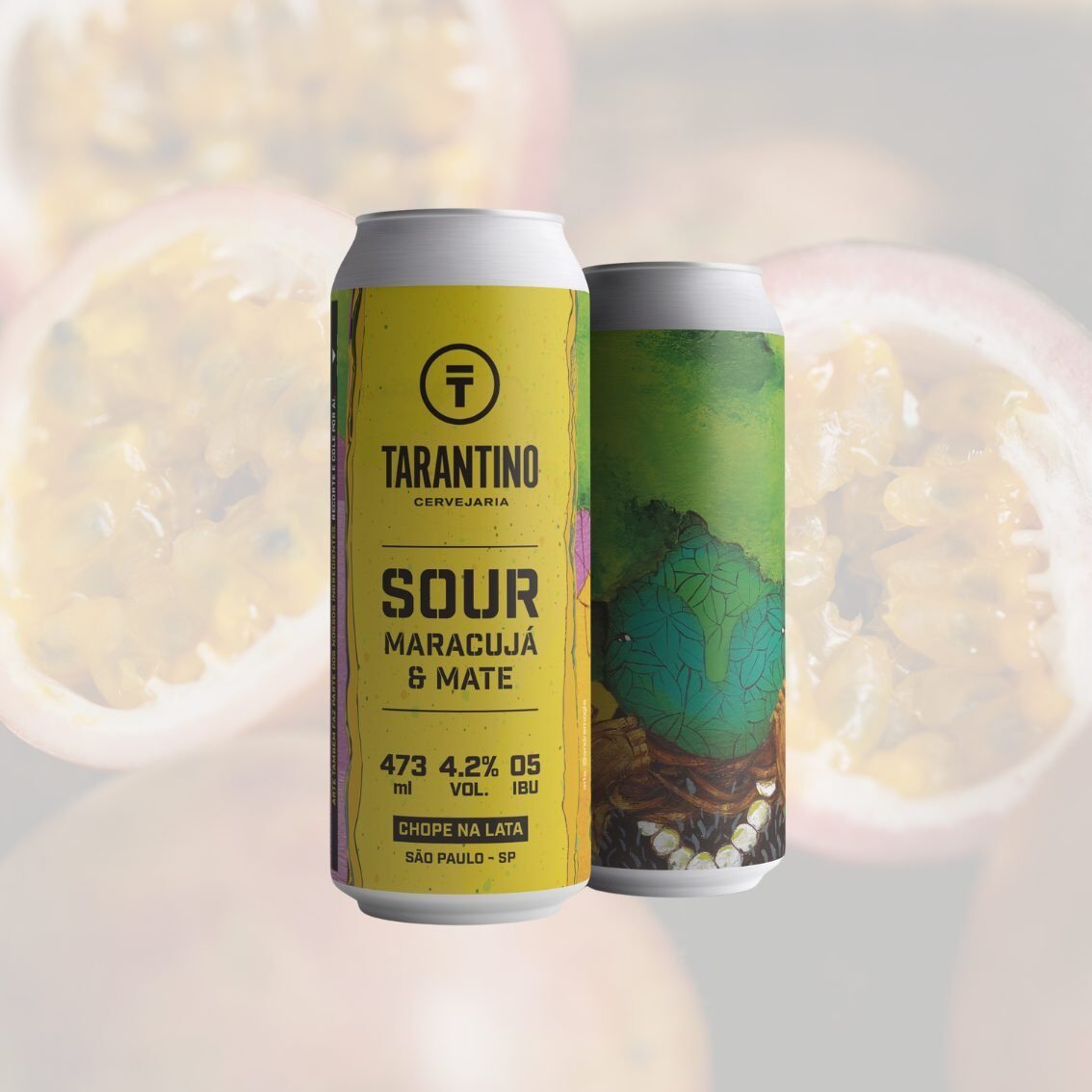 Lata da cerveja artesanal Sour Maracujá & Mate da Cervejaria Tarantino, com rótulo amarelo e arte de uma árvore, sobre um fundo com maracujás. Lata da cerveja artesanal Sour Maracujá & Mate da Cervejaria Tarantino, com rótulo amarelo e arte de uma árvore, sobre um fundo com maracujás.