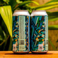 Verso de duas latas da Cerveja Witbier da Tarantino, destacando os ingredientes e informações de fabricação. Verso de duas latas da Cerveja Witbier da Tarantino, destacando os ingredientes e informações de fabricação.