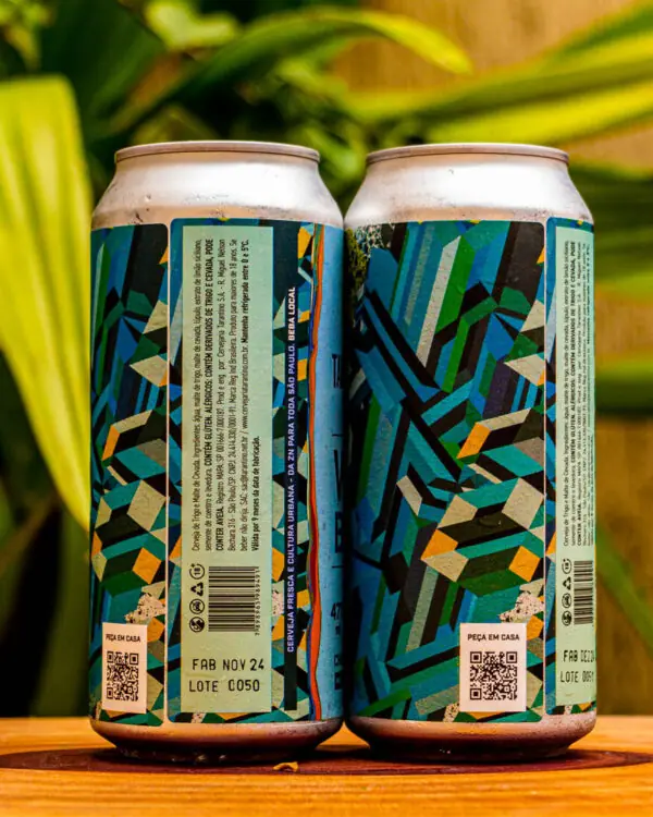 Verso de duas latas da Cerveja Witbier da Tarantino, destacando os ingredientes e informações de fabricação.