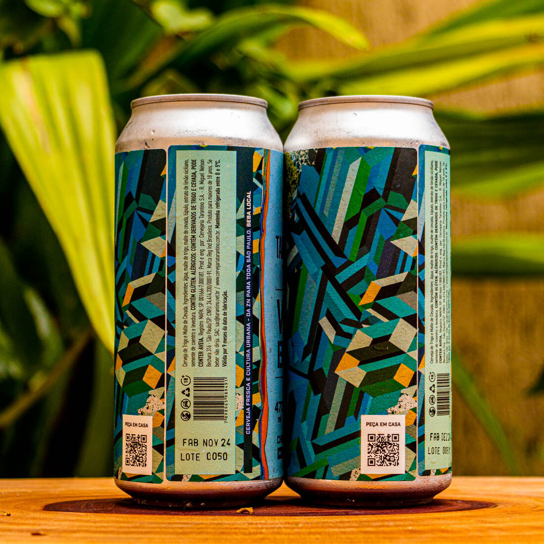 Verso de duas latas da Cerveja Witbier da Tarantino, destacando os ingredientes e informações de fabricação. Verso de duas latas da Cerveja Witbier da Tarantino, destacando os ingredientes e informações de fabricação.