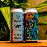 Duas latas da Cerveja Witbier artesanal da Cervejaria Tarantino, mostrando o rótulo frontal e o design artístico do verso. Duas latas da Cerveja Witbier artesanal da Cervejaria Tarantino, mostrando o rótulo frontal e o design artístico do verso.