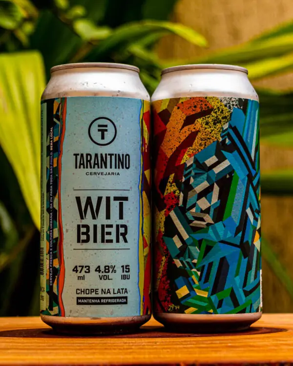 Duas latas da Cerveja Witbier artesanal da Cervejaria Tarantino, mostrando o rótulo frontal e o design artístico do verso.