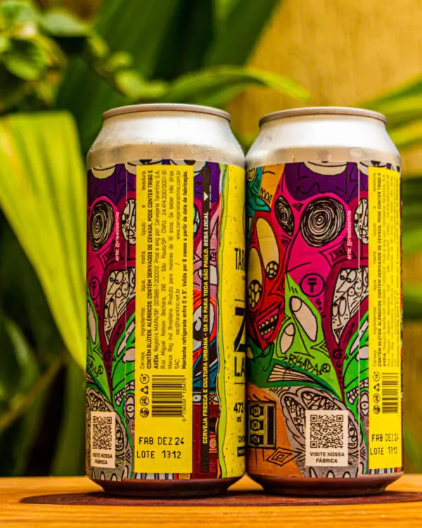 Verso da lata da cerveja ZN Lager, mostrando a lista de ingredientes, informações de fabricação como lote e validade, e o QR code da fábrica.