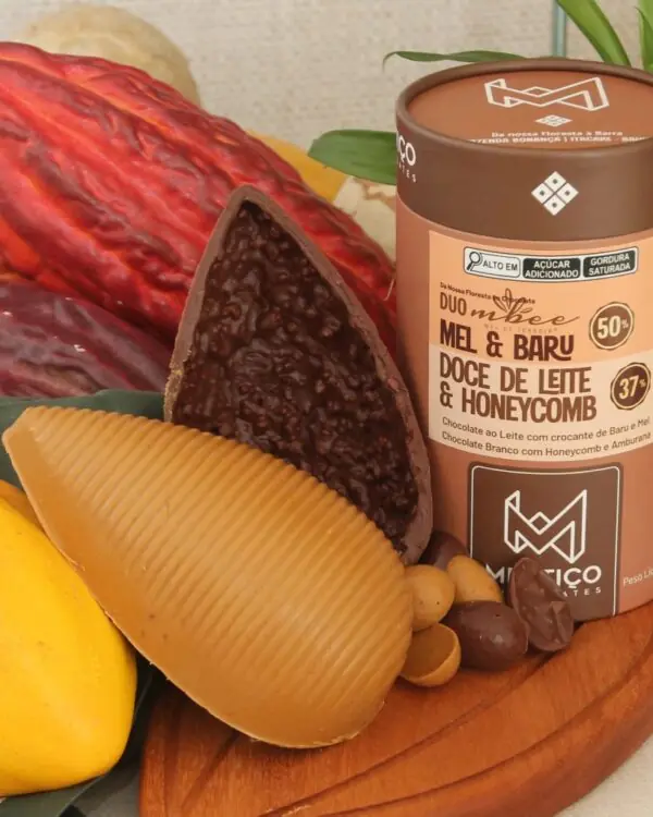 Ovo de Páscoa Duo Mestiço & MBee mostrando metade chocolate ao leite com baru e metade branco com doce de leite.