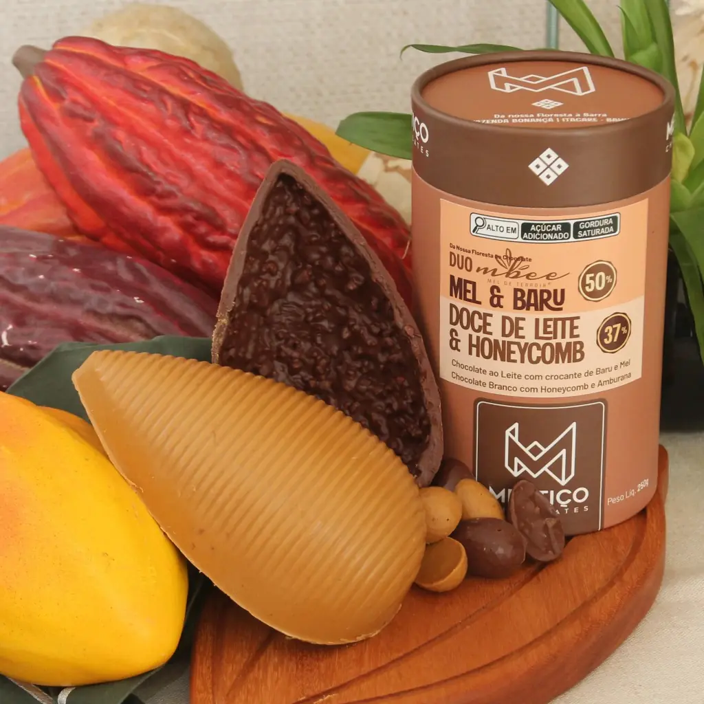 Ovo de Páscoa Duo Mestiço & MBee mostrando metade chocolate ao leite com baru e metade branco com doce de leite.