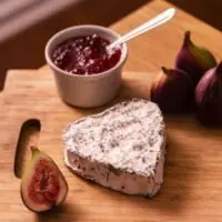Queijo Coração em Brasa (Picante) - Capril do Bosque - 140g  (aprox.)