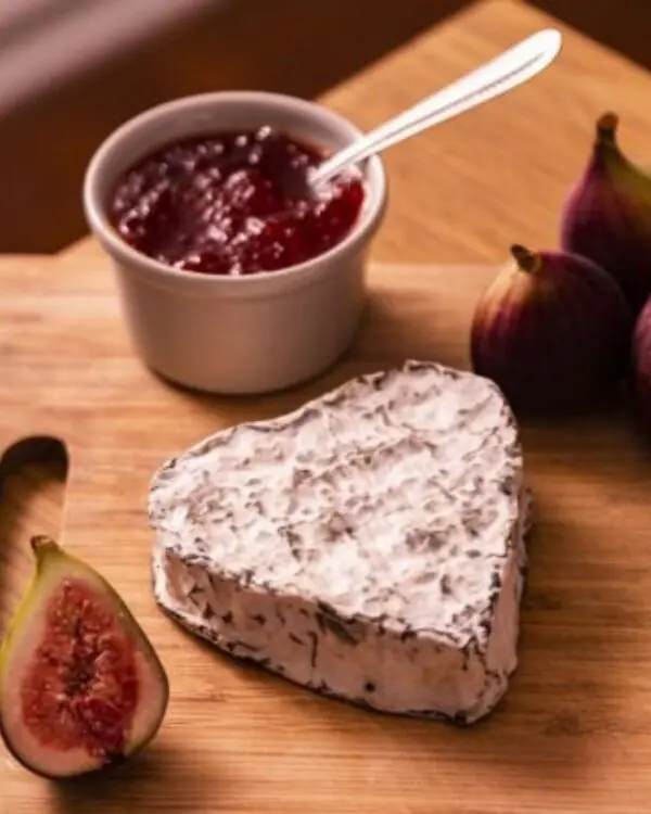 Queijo Coração em Brasa (Picante) - Capril do Bosque - 140g  (aprox.)