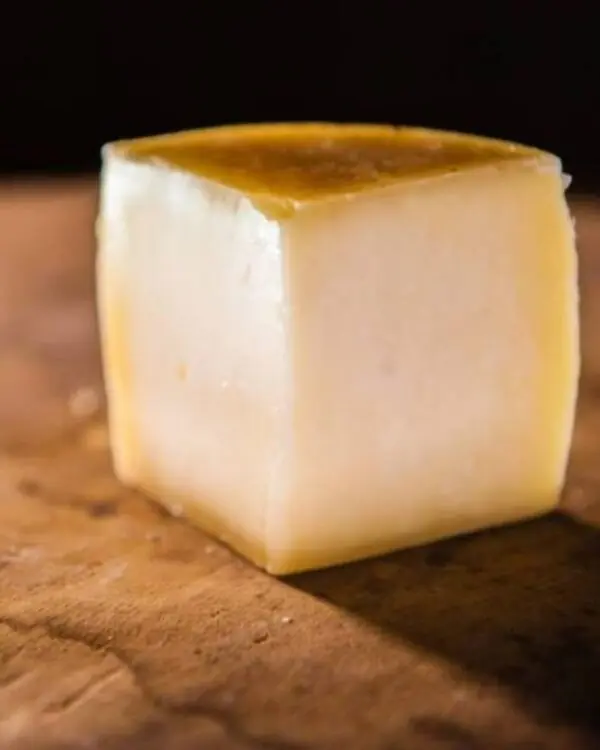 Queijo Gouda KOSHER - Fazenda Atalaia - 340g (aprox.)  - LAMEHADRIN (LISTA VERDE) CHALAV ISRAEL