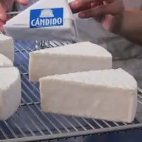 44ff1a17a8a0af3f2fb7772b8b179f0f.jpg Queijo Cândido - Queijo com Arte - 200g (aprox.)