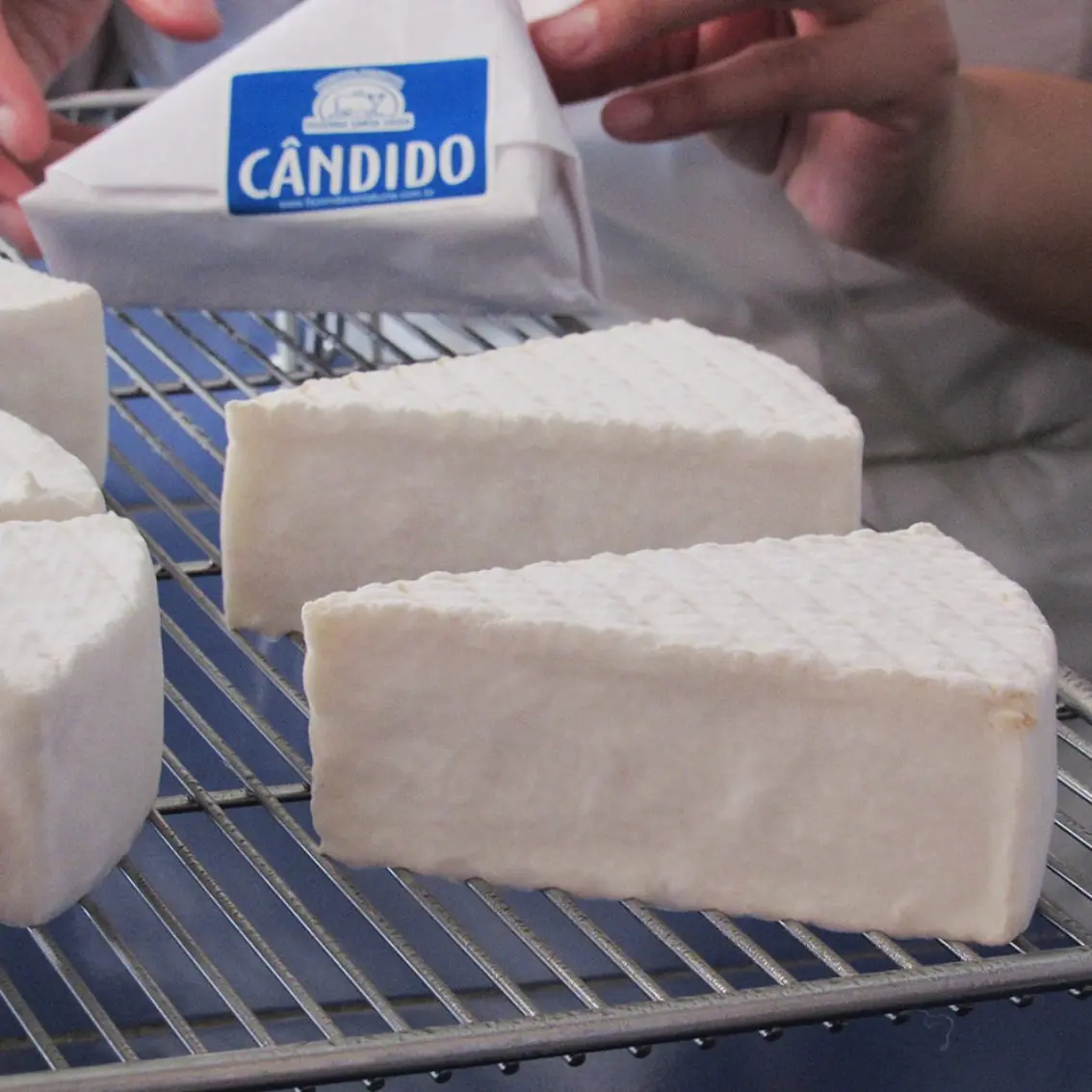 44ff1a17a8a0af3f2fb7772b8b179f0f.jpg Queijo Cândido - Queijo com Arte - 200g (aprox.)