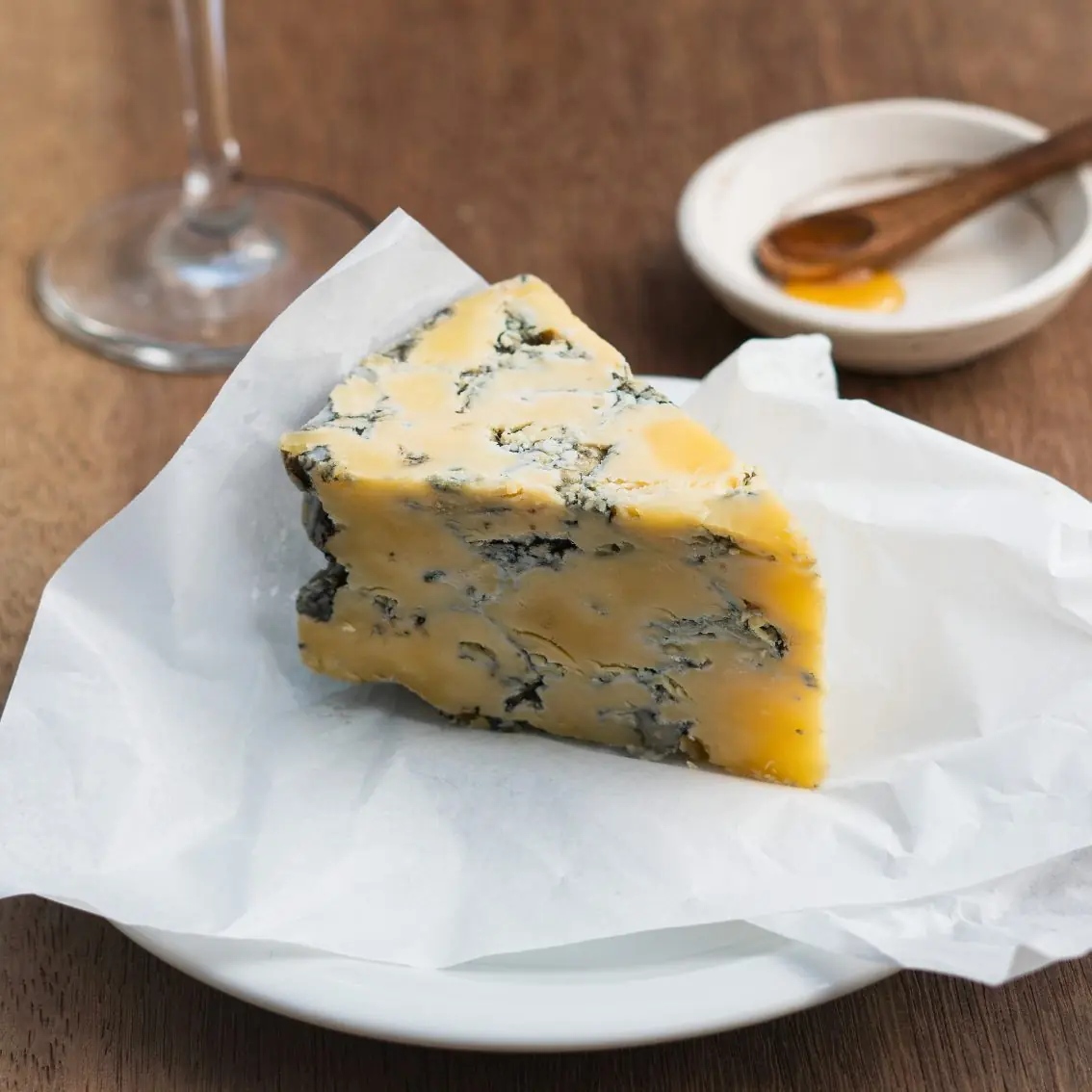 Queijo Azul Britânia mostrando seus veios azuis e textura úmida
