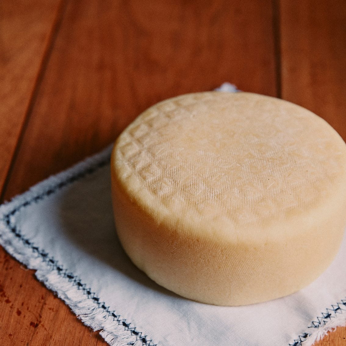 b223185b1c0279ea6893624dd8f2d505.jpg Queijo Guaianá (leite de ovelha) - Rima - 200g (aprox.)