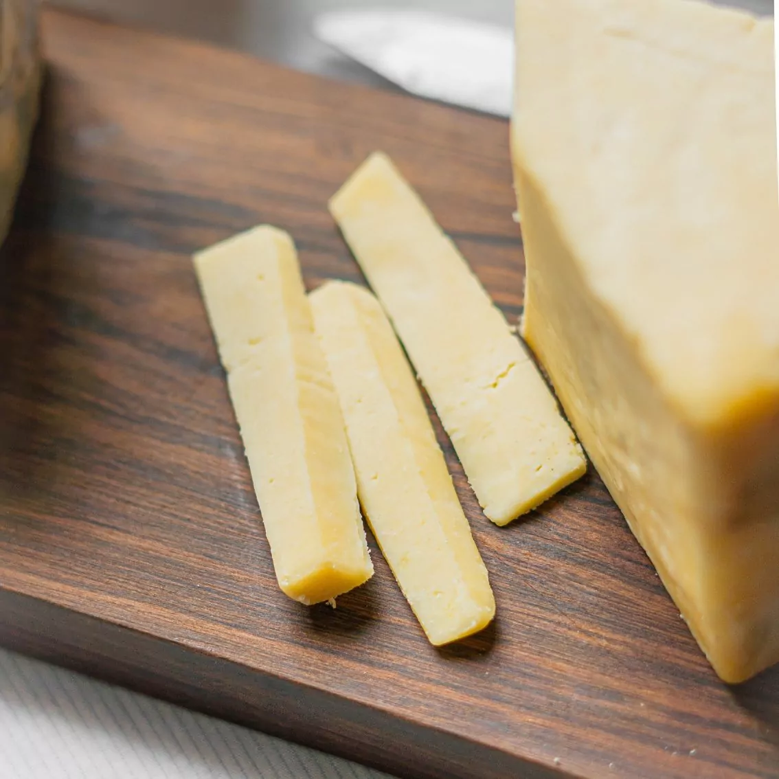 Queijo Sinueiro Jovem Cheddar – Bela Fazenda – 200g (aprox.)