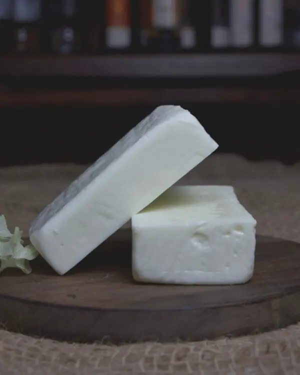 Fatias brancas de mozarela de búfala artesanal da Fazenda Santa Helena. Fatias brancas de mozarela de búfala artesanal da Fazenda Santa Helena.