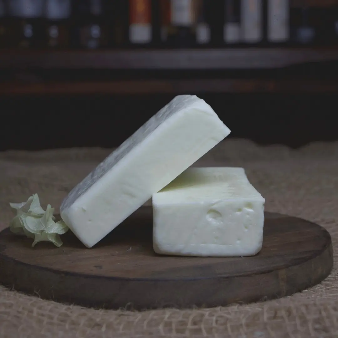 Fatias brancas de mozarela de búfala artesanal da Fazenda Santa Helena.