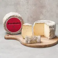 beda5b2734644c48e9205a59521aac42.jpg Queijo Cuestinha - Pardinho Artesanal