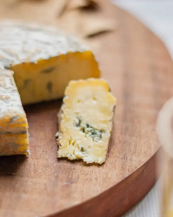 Queijo Azul do Bofete servido na tábua, revelando sua textura amanteigada extra macia com intensos veios azuis.