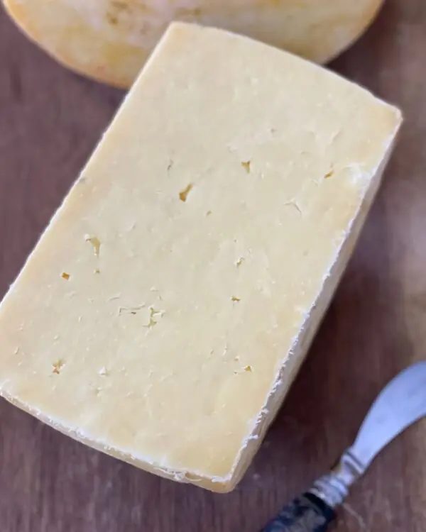 Queijo Sinueiro Jovem Cheddar - Bela Fazenda - 200g (aprox.) -1