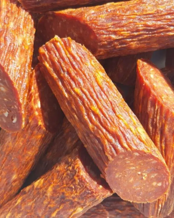 Close-up de fatias de salame espanhol artesanal com cor avermelhada intensa devido à páprica