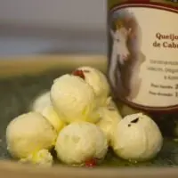 fa12169d862453ae7bfbd2e754d1cf1a.jpg Queijo Boursin de Cabra no Azeite - Fazenda Atalaia - 200g (aprox.)