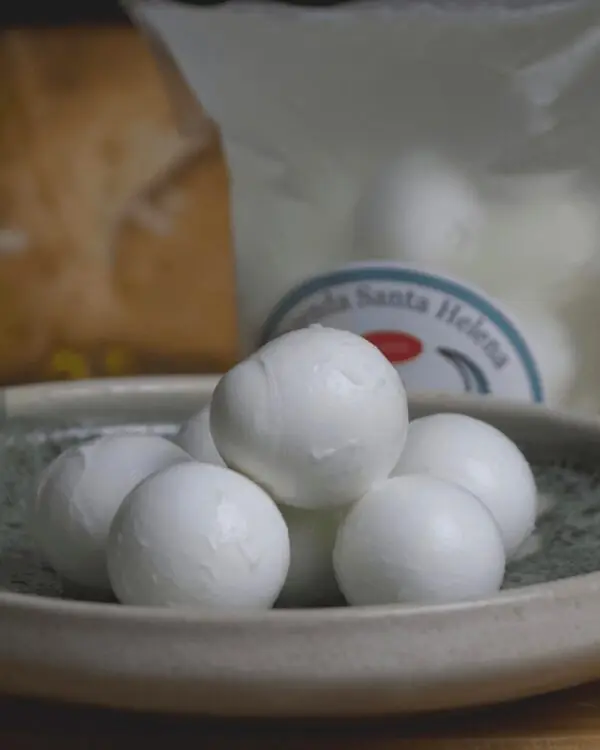 Queijo Mozarela de Búfala em Cerejas - Santa Helena - 200g Queijo Mozarela de Búfala em Cerejas - Santa Helena - 200g