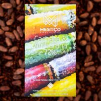 d3427da30a341b97f42bc82489a60ef2.jpg Barra de chocolate Cachaça e Amburana 72% Mestiço com arte colorida sobre sementes de cacau da Fazenda Bonança