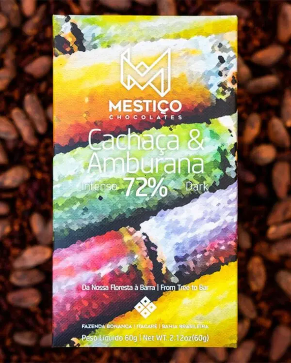 Barra de chocolate Cachaça e Amburana 72% Mestiço com arte colorida sobre sementes de cacau da Fazenda Bonança