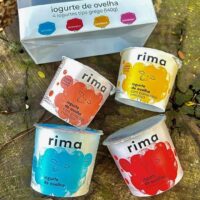 Quatro potinhos de iogurte tipo grego de ovelha Rima nos sabores morango, bananada, natural e goiabada cremosa.